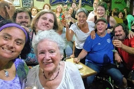 Norita junto a la gente del bodegón La Tarzán.