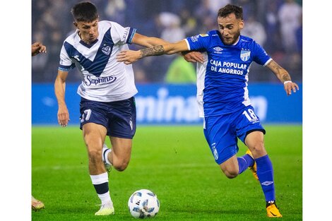 Thiago Fernández y Tesuri pelean por la pelota (Fuente: Prensa Vélez)