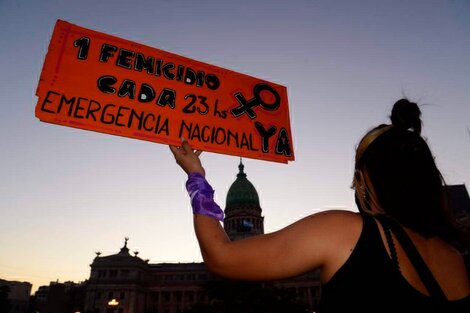 Un dinosaurio ¿vivo?: el senador "libertario" que calienta cuando falta el gas