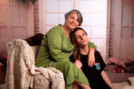 Natalie y su madre, Lorena, en su casa en Bahía Blanca.