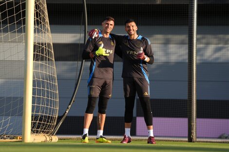 Dibu Martínez y Gerónimo Rulli, sonrientes en la primera práctica.