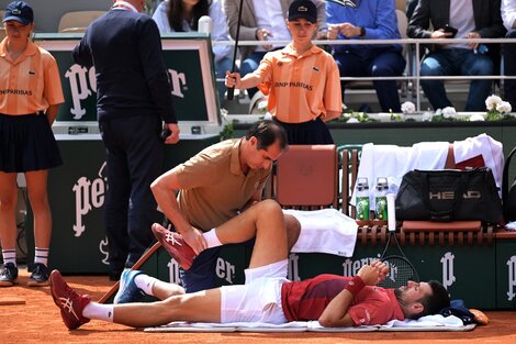 El momento de la atención a Djokovic en la pista central de Roland Garros