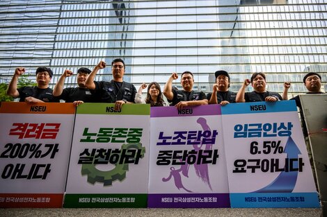 Miembros del sindicato Samsung Electronics protestan frente al edificio de la empresa en Seúl