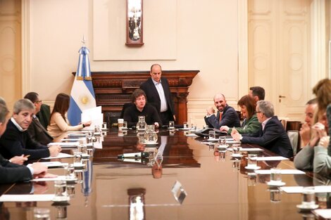 Javier Milei encabezando una reunión de Gabinete de Ministros en el Salón Eva Perón de la Casa Rosada.