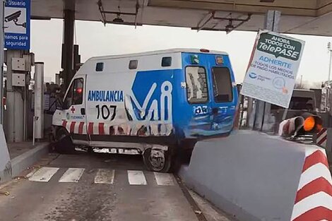 Una mujer murió luego de que la ambulancia en la que viajaba chocara en el peaje de Acceso Oeste