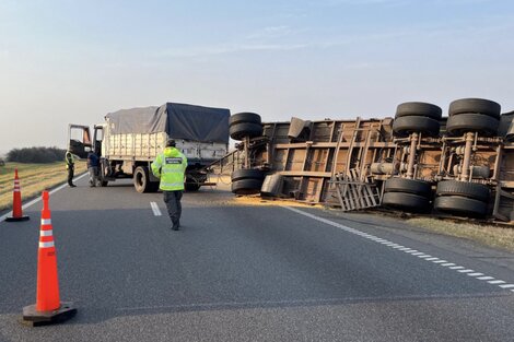 Un camionero ebrio volcó en Ruta 9: estaba armado y quiso pasar el control de Gendarmería