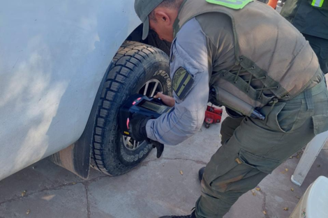 Llevaban 50 kilos de cocaína en los neumáticos de una camioneta 