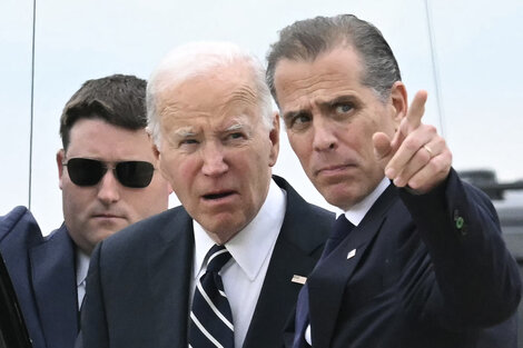 Hunter Biden (der.) junto a su padre Joe horas antes de recibir el fallo. 