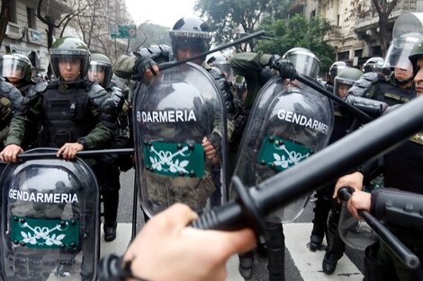 Gendarmería preparada para repartir palos