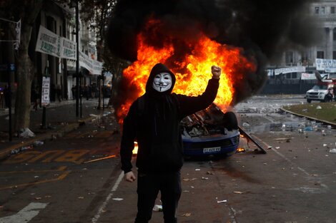 El Congreso, la represión y un manifestante: una postal de la jornada