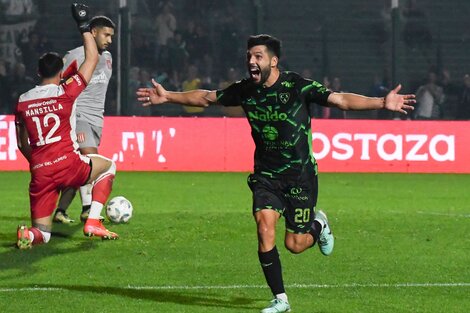 Gudiño festeja mientras Mansilla pide posición adelantada. El VAR convalidó el gol.