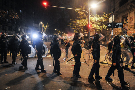 Por la noche patrulla la ciudad