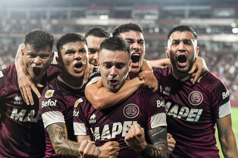 Los jugadores granates casi que posan para la foto tras el gol de Carrera.