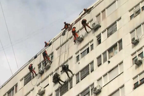 Rescataron en Caballito a una pareja de hermanos que amenazaban con tirarse de un piso 20