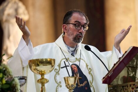 El obispo Carrara pidió disculpas por los cánticos contra el gobierno en una misa