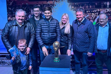 Pullaro y la intendenta de Ceres con la Copa del Mundo