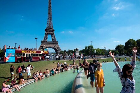 La Torre Eiffel y una postal del calor parisino.