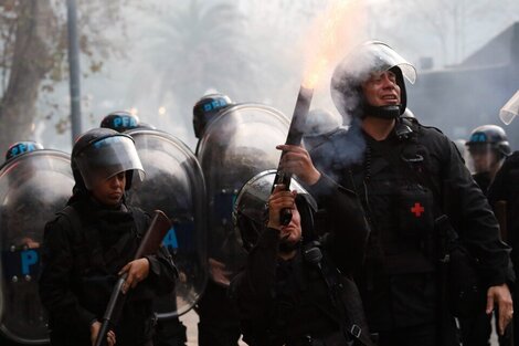 "Negra sucia, te hubieras quedado en tu casa": así detuvieron a una de las manifestantes contra la Ley Bases