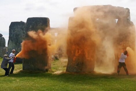 Video: detuvieron a dos ecologistas por rociar pintura naranja sobre el monumento de Stonehenge