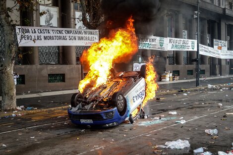 Represión en el Congreso: ¿Alguien investiga el incendio del auto de Cadena 3? 