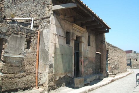 Italia: detienen a un turista por rayar una pared en las ruinas de Pompeya