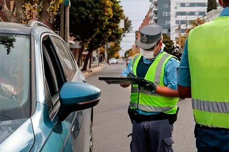 En una discusión de tránsito, un policía le dio en tiro en la ingle