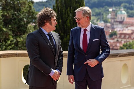 El mandatario argentino con el primer ministro checo, Petr Fiala, en una de las pocas reuniones que mantuvo con autoridades en su gira europea.