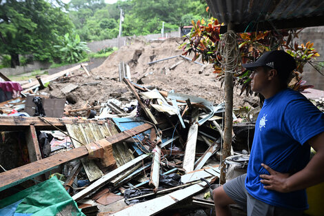 El Salvador rebaja alerta por las lluvias que dejaron 19 muertos y daños a infraestructura