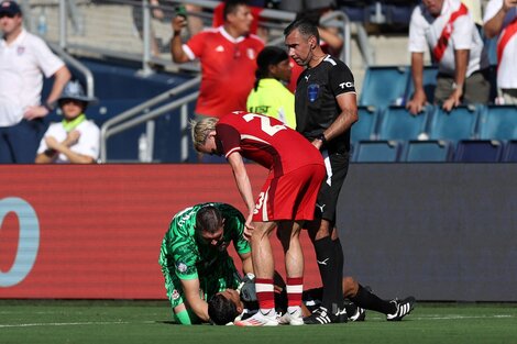 Dramáticas imágenes: árbitro asistente de Perú vs Canadá se desplomó en pleno partido