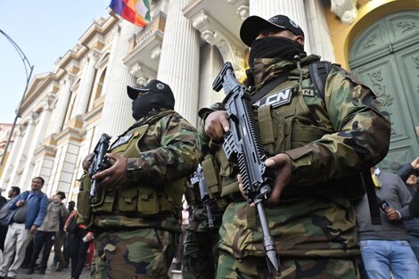 Ya son dos los jefes militares detenidos en Bolivia