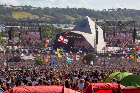 Comienza Glastonbury 2024, con Coldplay, Dua Lipa y SZA como números centrales