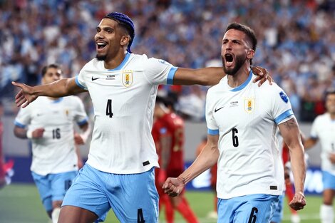 Rodrigo Bentancur (6) celebra su gol junto a Ronald Araújo 