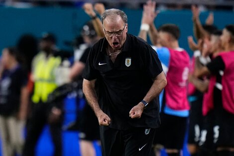 Festejo del rosariono Marcelo Bielsa, DT de la Celeste.