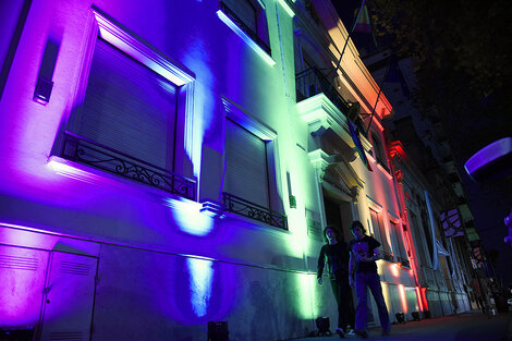 Así luce de noche el Consulado.