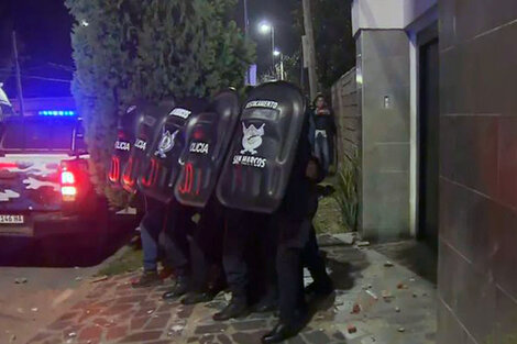 Laudelina Peña fue trasladada por la policía tras los piedrazos contra su hotel (Fuente: NA)