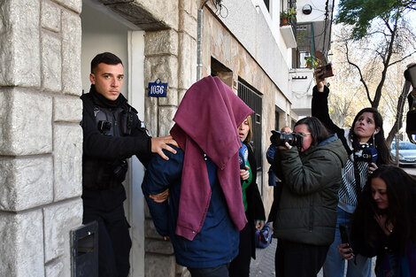 El momento que retiraban a uno de los detenidos. (Fuente: Sebastián Granata)