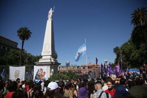 Madres, Abuelas y estatales unidos en Plaza de Mayo por la memoria, verdad y justicia