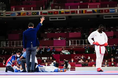 Hamedi, de Arabia Saudita, perdió la medalla de oro tras noquear a su rival con un golpe ilegal. (Fuente: AFP)