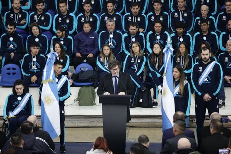 Los atletas argentinos recibieron la bandera nacional de manos del presidente Milei (Fuente: AFP)