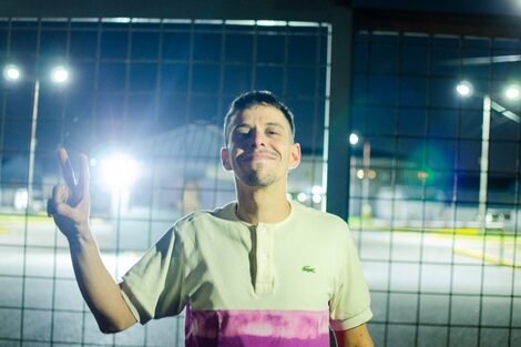 Facundo en las puertas de Ezeiza, la noche de su liberación.