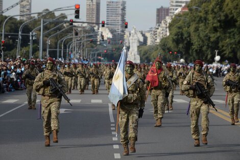 Desfile militar por el 9 de julio