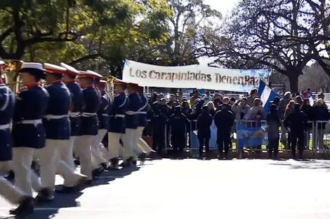 "Los carapintadas tienen razón": la bandera que acompañó el desfile militar