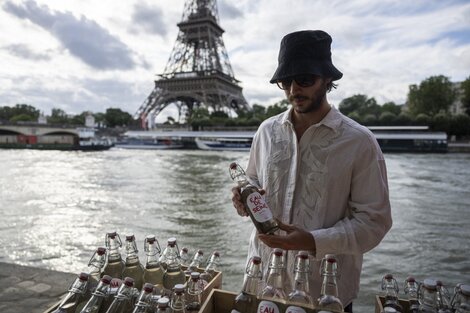 Francia: un artista vendió botellas de agua "ligeramente contaminadas" del río Sena