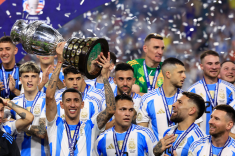 Ángel Di María levanta el trofeo de la Copa América 2024.