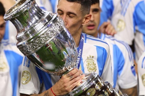 Ángel Di María con el trofeo de la Copa América tras su último partido en la selección argentina.