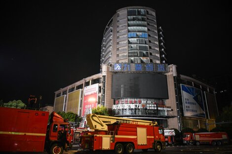 Tragedia en China: murieron 16 personas atrapadas en un incendio en un centro comercial