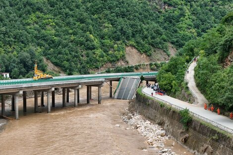 Se derrumbó un puente en China 