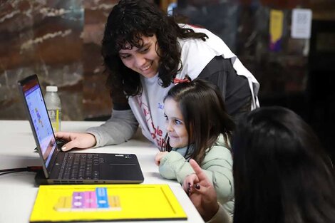 El 70% de pequeños miran pantallas entre media hora y tres horas por día. 