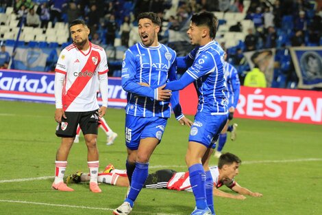 Poggi festeja uno de sus dos goles ante River. Imagen: @ClubGodoyCruz.