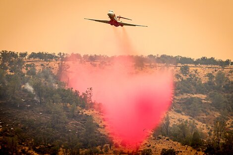 Continúa la lucha por contener el incendio en California, que se expandió a otros condados